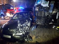 zdjęcie z wypadku drogowego z miejscowości Kosów. Na zdjęciu widoczny pojazd bmw z uszkodzonym przodem. pojazd częściowo znajduje się na poboczu drogi. Za pojazdem widoczny rozbity pojazd ciężarowy.