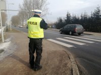 policjant ruchu drogowego przeprowadzający kontrole prędkości przy przejściu dla pieszych