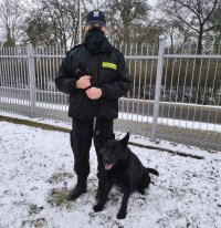 Policjant ze swoim psem służbowym