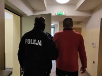 policjant z zatrzymanym w policyjnym areszcie