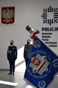 Komendant Wojewódzki Policji w Łodzi-nadinsp. Sławomir Litwin z Komendantem Miejskim Policji w Piotrkowie Trybunalskim- insp. Krzysztofem Dąbrowskim. Na pierwszym planie widoczny sztandar jednostki.