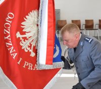 Komendant Miejski Policji w Piotrkowie Trybunalskim-insp. Krzysztof Dąbrowski wita się ze sztandarem