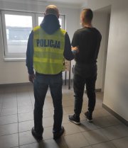 zatrzymany z policjantem na korytarzu