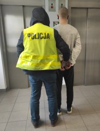 zatrzymany prowadzony przez policjanta