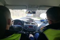 policjanci piotrkowskiej drogówki w radiowozie podczas działań kontrolno-prewencyjnych ,,Tir&quot;