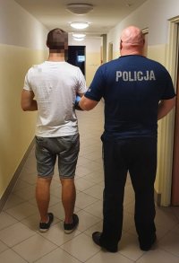 zatrzymany z policjantem na korytarzu pomieszczeń dla osób zatrzymanych