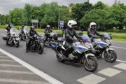 policjanci wraz z motocyklistami podczas jazdy