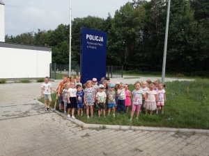 dzieci podczas wizyty w posterunku policyjnym