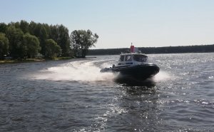 policyjna łódź motorowa na wodach Zalewu Sulejowskiego
