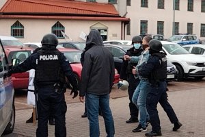 interwencja policjantów przed budynkiem aresztu śledczego
