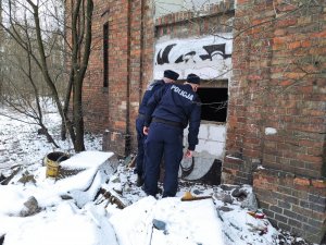 policjanci podczas kontroli pustostanów