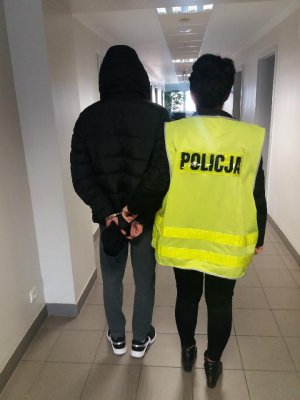 policjantka prowadzi zatrzymanego