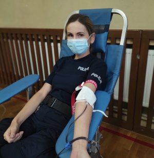 policjantka honorowo oddaje krew