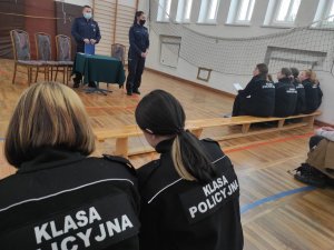 policjanci podczas spotkania z młodzieżą