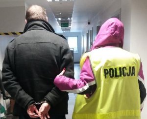 podejrzany z policjantką na korytarzu