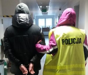 podejrzany z policjantką na korytarzu