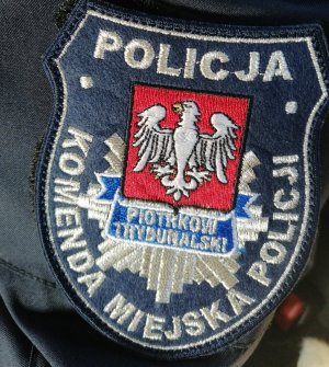 emblemat na policyjnym mundurze Komendy Miejskiej Policji w Piotrkowie Trybunalskim