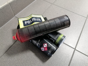 Puszki z farbą w sprayu zabezpieczone przez policjantów