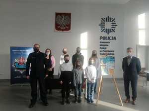 Komendant Miejski Policji w Piotrkowie Trybunalskim podczas rozstrzygnięcia konkursu, wraz ze współorganizatorami oraz uczestnikami konkursu.