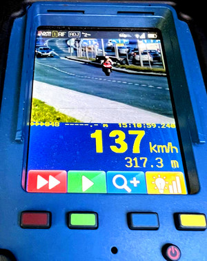 urządzenie do pomiaru prędkości, na którego monitorze widoczny jest moment pomiaru prędkości motocykla