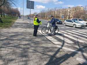 policjantka przekazująca rowerzyście odblask