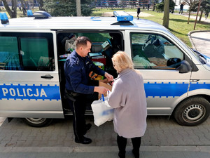 Policjanci podczas przekazania darów