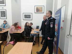 Prelegenci podczas spotkania z młodzieżą dotyczącego doboru do służby w Policji