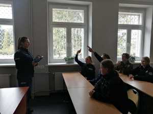 policjantka opowiada młodzieży Zespołu Szkół Centrum Kształcenia Zawodowego w Bujnach o doborze do policyjnej służby