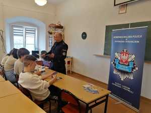 policjant opowiada o swojej codziennej służbie uczniom I LO w Piotrkowie Trybunalskim