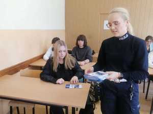 policjantka  opowiada młodzieży z Zespołu Szkół Ponadpodstawowych Nr 2 o służbie w wydziale ruchu drogowego