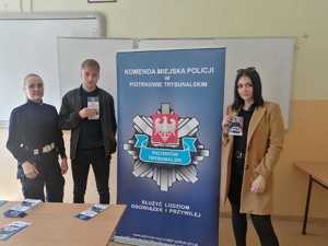na zdjęciu policjantki i jedna z uczennic klasy maturalnej Zespołu Szkół Ponadpodstawowych Nr 2 w Piotrkowie