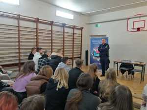policjant podczas spotkania z młodzieżą w sali gimnastycznej Zespołu Szkół Ponadpodstawowych Nr 5 w Piotrkowie