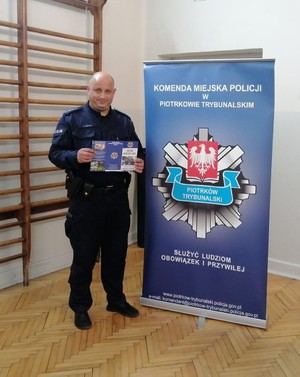 policjant podczas spotkania doborowego w jednej z piotrkowskich szkół