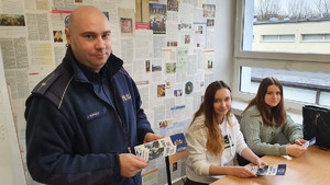 Zastępca Naczelnika Wydziału Ruchu Drogowego KMP w Piotrkowie Trybunalskim - mł. asp. Jan Kopacz podczas spotkania z uczniami na terenie Zespołu Szkół Ponadpodstawowych Nr 3 w Piotrkowie