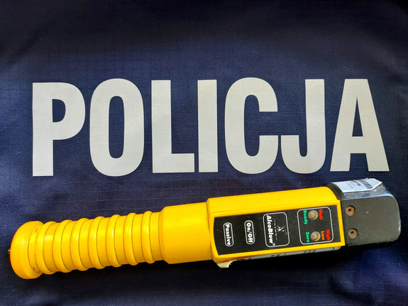 kurtka z napisem policja, pod napisem urządzenie do badania stanu trzeźwości