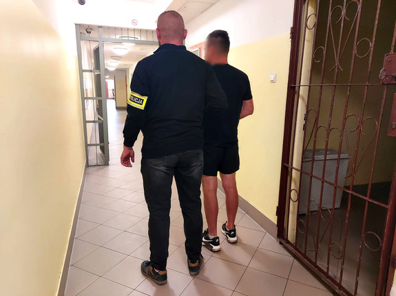 zatrzymany z policjantem w korytarzu pomieszczeń dla osób zatrzymanych