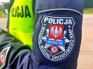 emblemat Wydziału Ruchu Drogowego na policyjnym mundurze