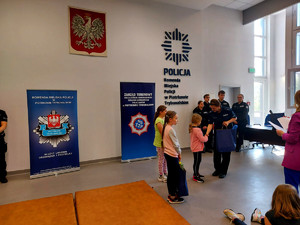 policjantka wręcza nagrody zwyciężczyniom konkursu