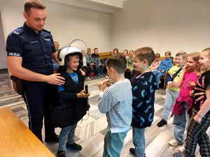 dzieci oglądają wyposażenie policjantów