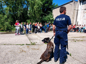 dzieci podczas spotkania z przewodnikiem i psem służbowym