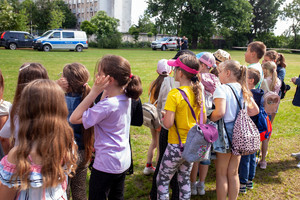 uczniowie piotrkowskiej podstawówki podczas pikniku z Policją  zorganizowanego na terenie Szkoły Podstawowej nr 11 w Piotrkowie Trybunalskim