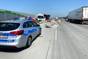 radiowóz na miejscu drugiego zdarzenia, w tle widać pojazd ciężarowy