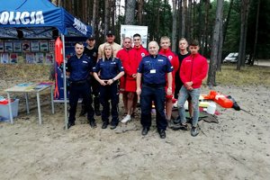 policjanci, ratownicy wodni oraz strażacy ochotnicy podczas profilaktycznych działań nad Zalewem w Cieszanowicach