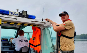 policjanci i strażacy podczas wspólnych patroli na policyjnej łodzi