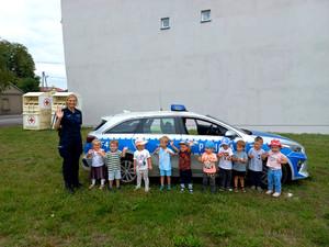 policjantka podczas spotkania z dziećmi