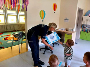 policjantka podczas spotkania z dziećmi