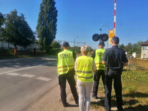 policjant oraz funkcjonariusze SOK podczas kampanii społecznej ,, bezpieczny przejazd - szlaban na ryzyko&quot;