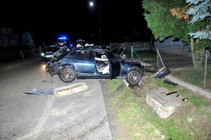 pojazd bmw biorący udział w zdarzeniu, w tle policyjny radiowóz