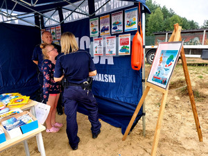 policjanci z najmłodszymi podczas festynu