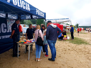 policjanci z najmłodszymi podczas festynu